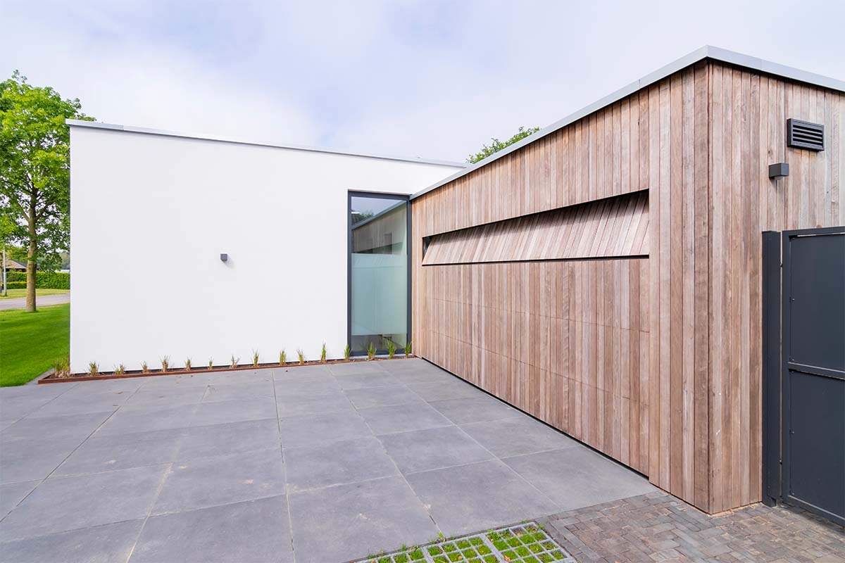 houten-garagedeur-bij-strakke-villa-3